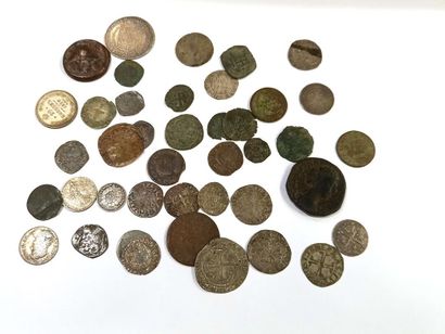 null LOT DE 41 PIECES variées :2 bronzes antiques, 2 jetons arg et cuivre, 28 monnaies...