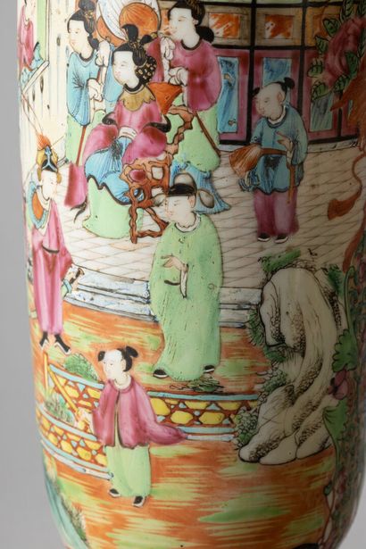 null CHINE, fin XIXe siècle, 
Paire de vases de forme oblong en porcelaine et émaux...