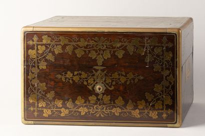 null Box in amaranth veneer and brass fillet decorated with grapevines and vine leaves....