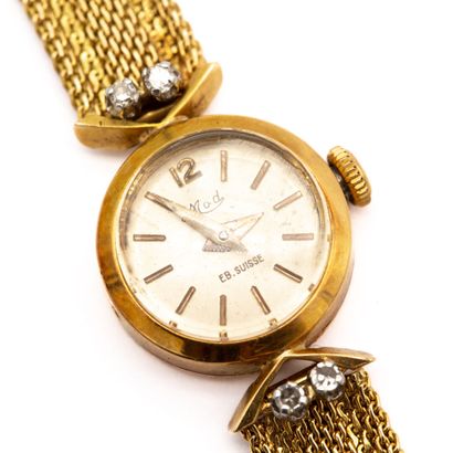 null MOD Signée, montre de dame, boitier et bracelet en or jaune 18 K (750), attaches...