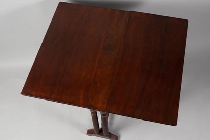 null Mahogany and mahogany veneer gate-leg table, turned wood ringed base joined...