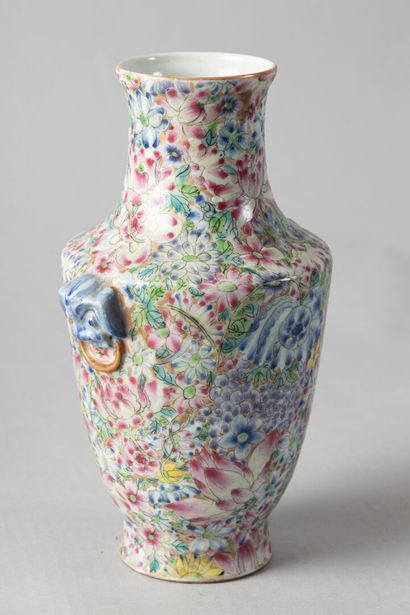 null CHINE, vers 1900,
Vase balustre en porcelaine et émaux mille fleurs, les anses...