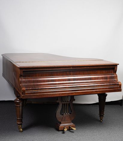 null ERARD, Piano quart de queue en placage de palissandre
H. 99 cm - L. 190 cm -...