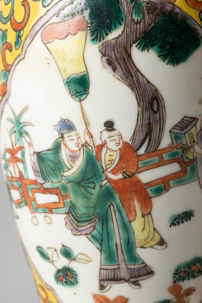 null CHINE, fin XIXe siècle, 
Paire de vases couverts en porcelaine et émaux de style...