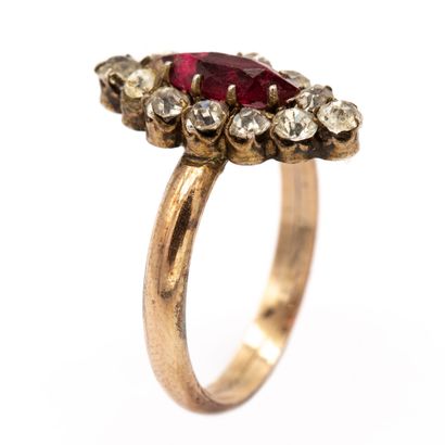 null Marquise ring in vermeil, set with imitation stones. 
SANGLIER 
Weight 3,10...