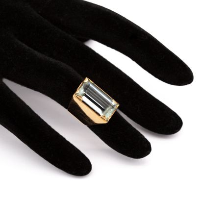 null Yellow gold ring, 18 K (750), with an important aquamarine, cut to degree. 
EAGLE...