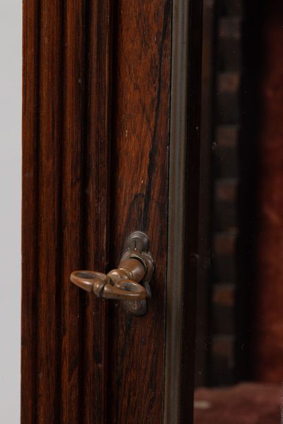 null Mahogany and brass sconce, interior lined with red velvet.
Around 1880.
H :...