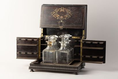 null Liquor cabinet inlaid with amaranth and brass, it uncovers four decanters.
Napoleon...