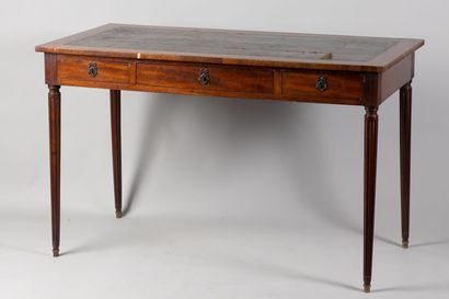 null Mahogany flat desk opening by three drawers in the belt, fluted tapered legs.
19th...