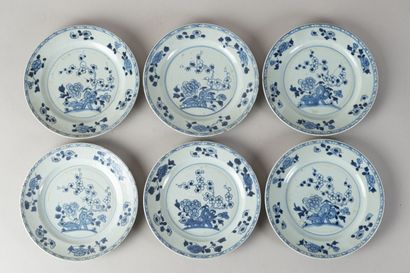 null Compagnie des Indes 
Six assiettes en porcleaine décor blanc bleu décor à la...