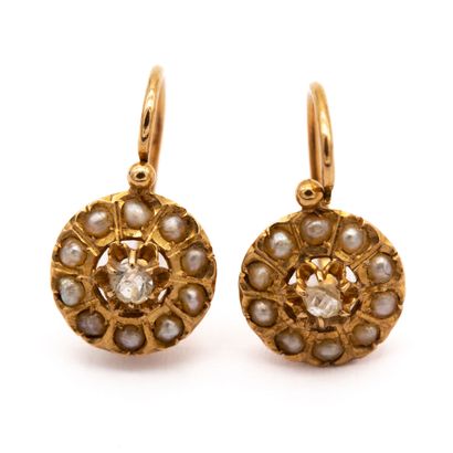 null Pair of antique earrings, in 18 K (750) yellow gold, daisy with half pearl petals,...