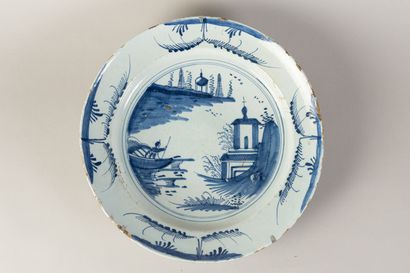 null DELFT plat en faïence à décor blanc bleu.
18ème siècle.
D : 35 cm 
(éclats)...