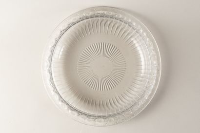 null René LALIQUE 
Coupe circulaire modèle Marguerite, en verre blanc moulé pressé
Signée...