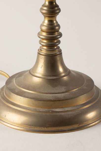 null Lamp bouillotte in brass and bronze, lampshade in green lacquered sheet metal.
Louis...