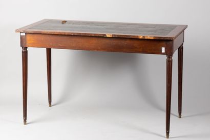 null Mahogany flat desk opening by three drawers in the belt, fluted tapered legs.
19th...
