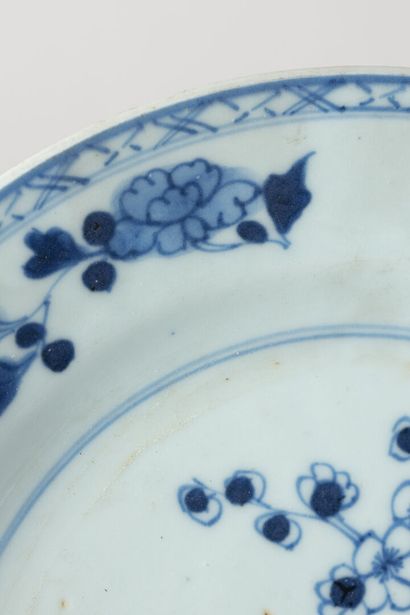 null Cinq assiettes en porcelaine de Chine 
18ème siècle 
(égrenures) 