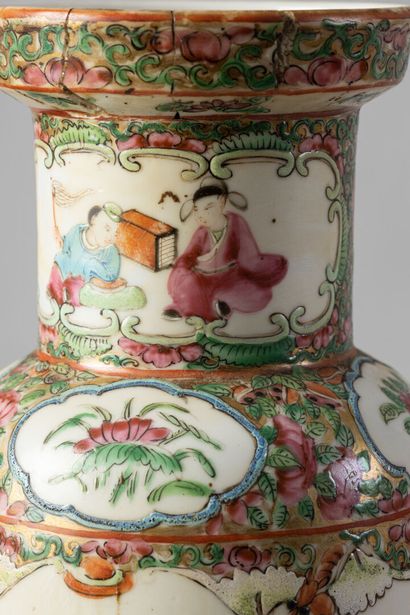 null CHINE, fin XIXe siècle, 
Paire de vases de forme oblong en porcelaine et émaux...