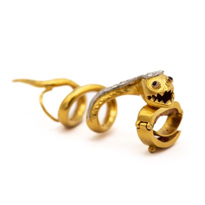 null Clip ou coulant de collier en or jaune 18 K (750) figurant un serpent, bouche...