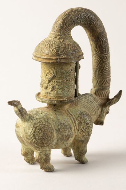 null CHINA
Bronze lamp 
Late copy of the earlier Han period

H : 18 cm 