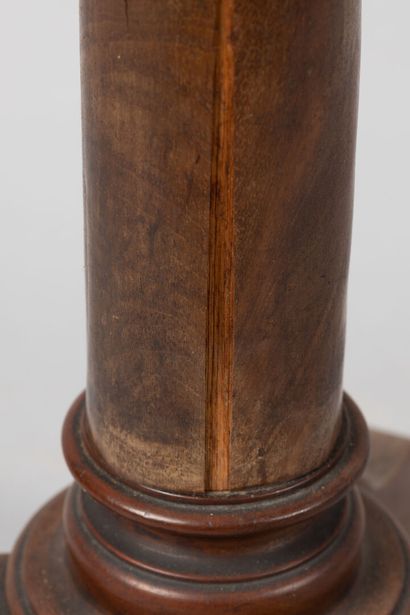 null Double lectern in walnut with two lateral candlesticks.
19th century. 
H : 123...