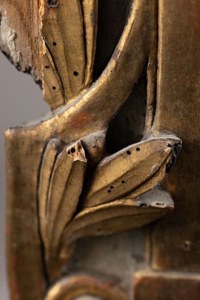 null Miroir en bois laqué et doré à décor en relief d'un vase à l'antique encadré...