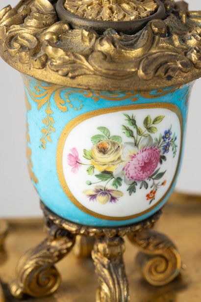 null Encrier en bronze doré avec godets en porcelaine polychrome 
Style Louis XV,...