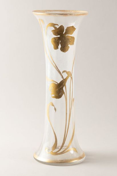 Important vase en verre émaillé et doré,...
