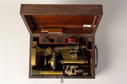 null Brass microscope VERICK Paris 
In its mahogany case
Signed Verick special, rue...