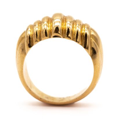 null Ring in 18 K (750) yellow gold, suite of godrons. 
HIBOU
Weight 4,90. 
TDD ...