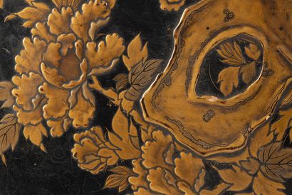 null JAPAN, lacquered wood box with gilded decoration of chrysanthemum flowers, rockery...