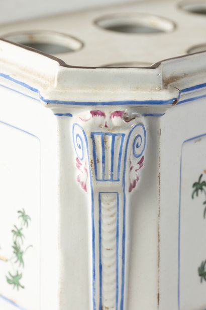 null SINCENY, jardinière en faïence à décor de magots 
Signée en bleu
Vers 1775.
H...