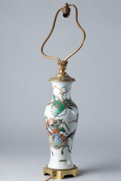 Vase balustre en porcelaine de Chine à décor...