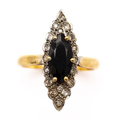 null Marquise ring in 18 K (750) yellow gold set with a large navette-cut sapphire,...