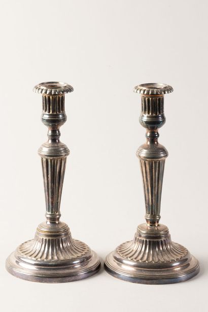 null Pair of silver plated bronze candlesticks
End of 18th century.
H : 25 cm 