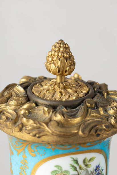 null Encrier en bronze doré avec godets en porcelaine polychrome 
Style Louis XV,...