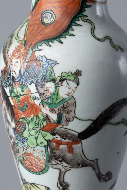 null Vase balustre en porcelaine de Chine à décor des émaux d ela famille verte,...