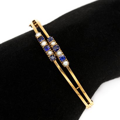 null Bracelet in 18 K (750) yellow gold composed of two openwork rings, enhanced...