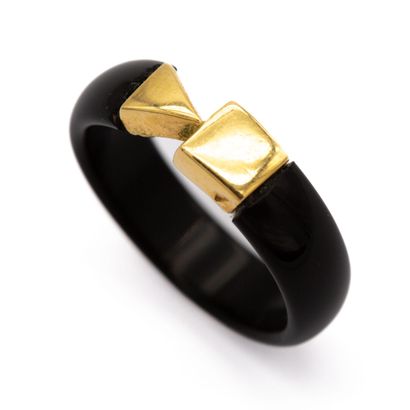 Onyx ring, with a geometric pattern (triangle...