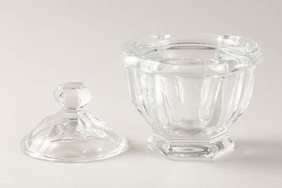 null BACCARAT, Harcourt model 
Covered sugar bowl in cut crystal 
Mark on the back.
H:...