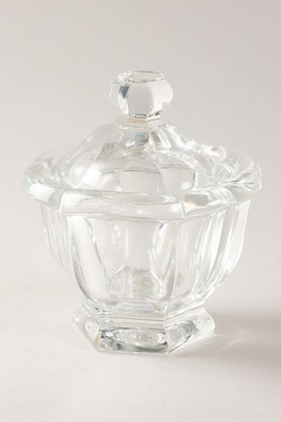 null BACCARAT, modèle Harcourt 
Sucrier couvert en cristal taillé 
Marque au revers.
H...