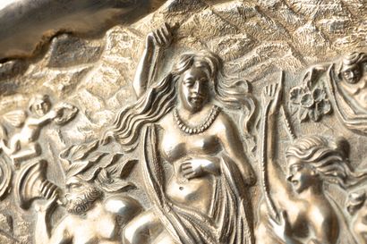 null Plat ovale en argent à décor au repoussé d'une scène mythologique (Naïade fleuve)...
