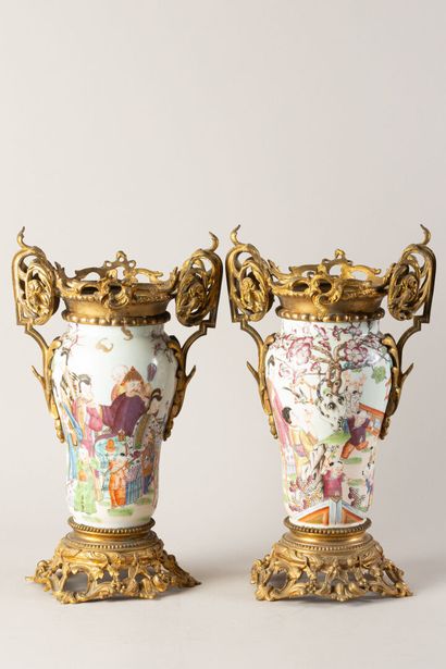 null Paire de vases balustre en porcelaine de Bayeux, dans le goût chinois, monture...
