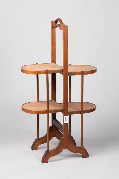null Cake-stand en bois clair 
Fin 19ème siècle
H : 76 cm 