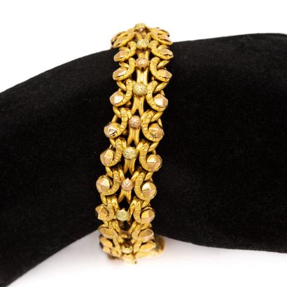 null Yellow gold bracelet, 18 K (750), beaded and interlaced links. 
AIGLE 
Weight...
