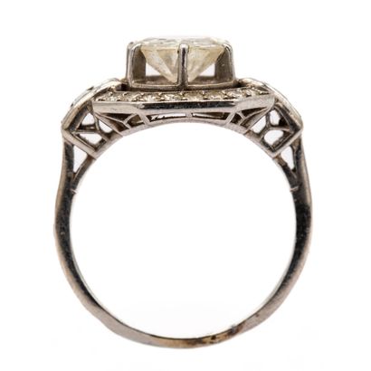 null Platinum ring, square cut basket, set with diamonds around a main old cut diamond...
