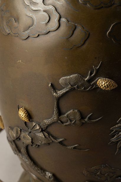 null Vase en bronze en relief (monté en lampe)
Japon vers 1880
H. 36 cm 