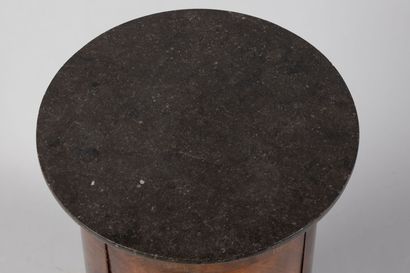 null Mahogany and mahogany veneer Somno, circular base, black marble top
19th century
H...
