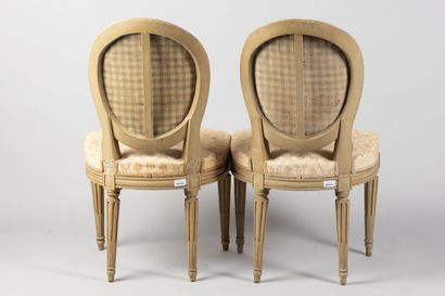null Pair of chairs in lacquered wood with medallion back, overflowing connection...