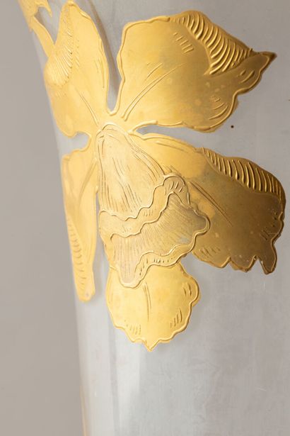 null Important vase en verre émaillé et doré, à décor d'iris
Vers 1880.
H : 50 cm...