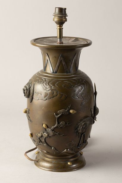 null Vase en bronze en relief (monté en lampe)
Japon vers 1880
H. 36 cm 